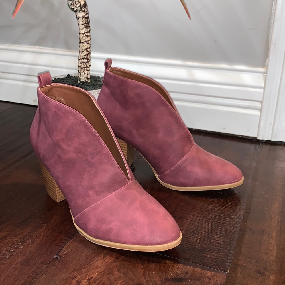 Weeboo “Keep On Walkin’ Booties” in wine / burgundy Women’s block heels size 8.5